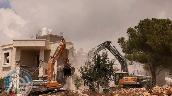 الاحتلال يجرف ويدمر تسوية منزل وبيتا متنقلا في قرية الولجة
