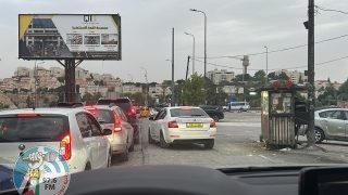 الاحتلال يغلق حاجز جبع شمال شرق القدس ويعتدي على المواطنين