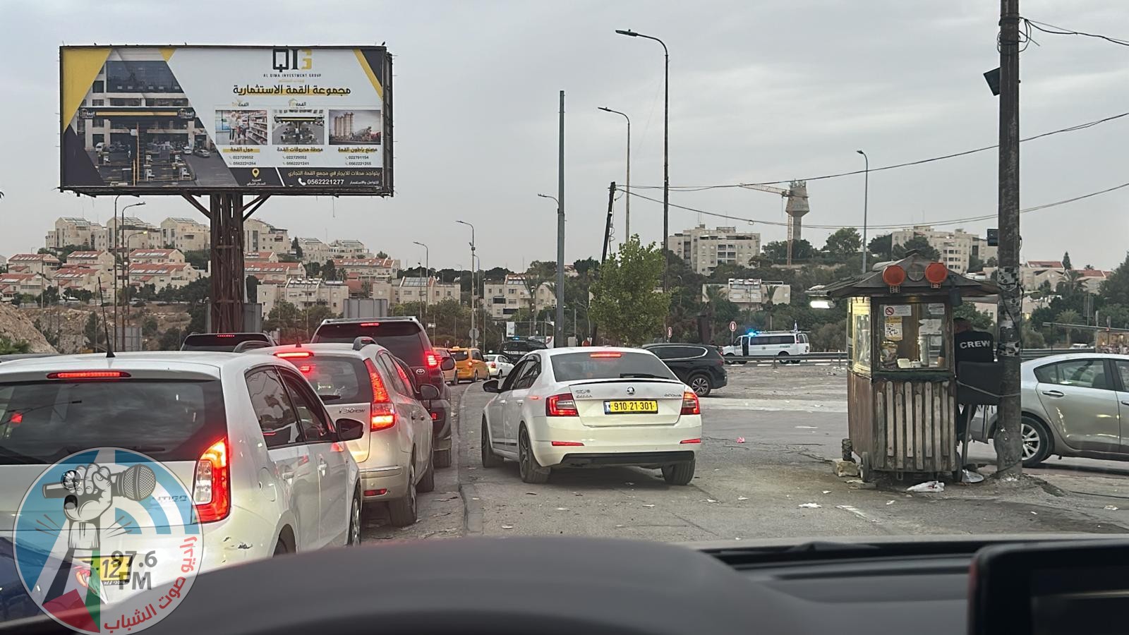 الاحتلال يغلق حاجز جبع شمال شرق القدس ويعتدي على المواطنين