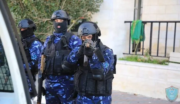 الشرطة تقبض على مشتبه فيهما بسرقة محطة محروقات في الخليل