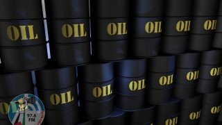أسعار النفط تستهل الأسبوع بانخفاض