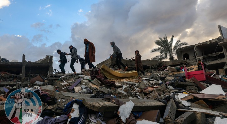 15 شهيدا بقصف استهدف منزلا بمدينة دير البلح وسط قطاع غزة