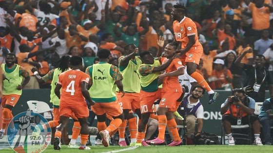 لاعبو ساحل العاج يحتفلون بالتأهل للمباراة النهائية (أ ف ب)