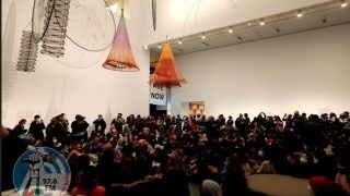 نيويورك: محتجون يقتحمون “متحف الفن الحديث” للمطالبة بوقف إطلاق النار في غزة