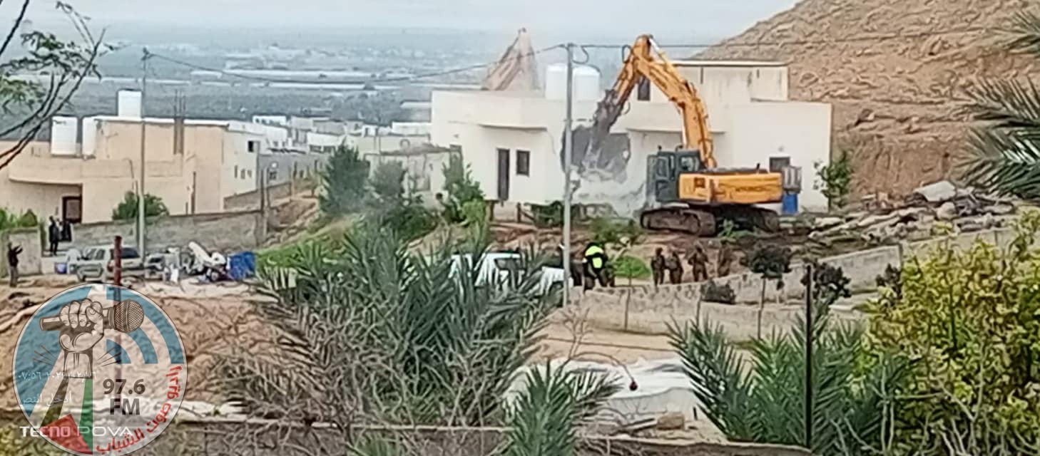 الاحتلال يهدم منزلا ويخطر بهدم ستة أخرى في النويعمة شمال مدينة أريحا