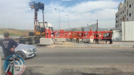 أربع بوابات خلال أقل من 24 ساعة: الاحتلال ينصب بوابتين حديديتين في شارع حوارة الرئيسي جنوب نابلس