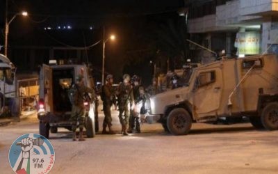 قوات الاحتلال تعتقل مواطنين لدى اقتحام طولكرم