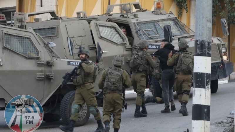 الاحتلال يعتقل 10 مواطنين من الخليل بينهم طفل