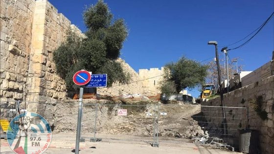 مستوطنون يضعون ملصقات تحريضية على مدخل مقر الأونروا في القدس