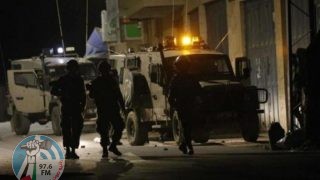 قوات الاحتلال تقتحم الخليل وتعتقل مواطنا من حلحول