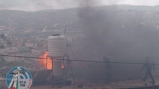 احتراق منزل استهدفه الاحتلال بقنابل الغاز في بلدة بيتا جنوب نابلس