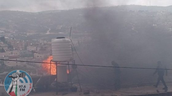 احتراق منزل استهدفه الاحتلال بقنابل الغاز في بلدة بيتا جنوب نابلس