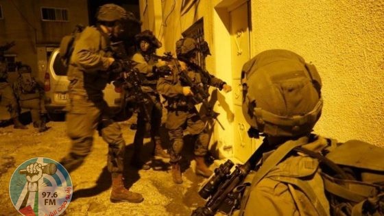 قوات الاحتلال تعتقل مواطنين من مدينة الخليل