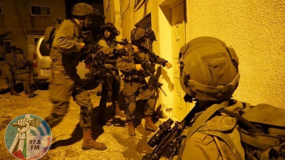 قوات الاحتلال تعتقل مواطنين من مدينة الخليل