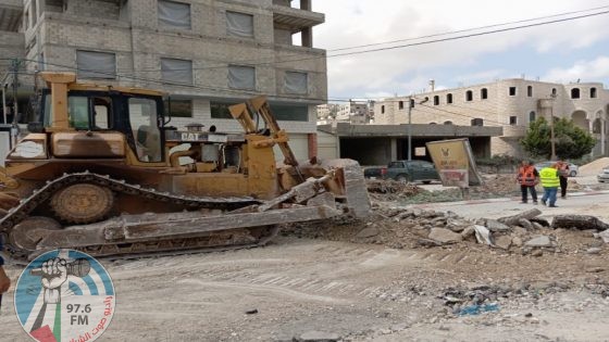 “الأشغال العامة” تباشر بإزالة آثار عدوان الاحتلال على مخيم نور شمس