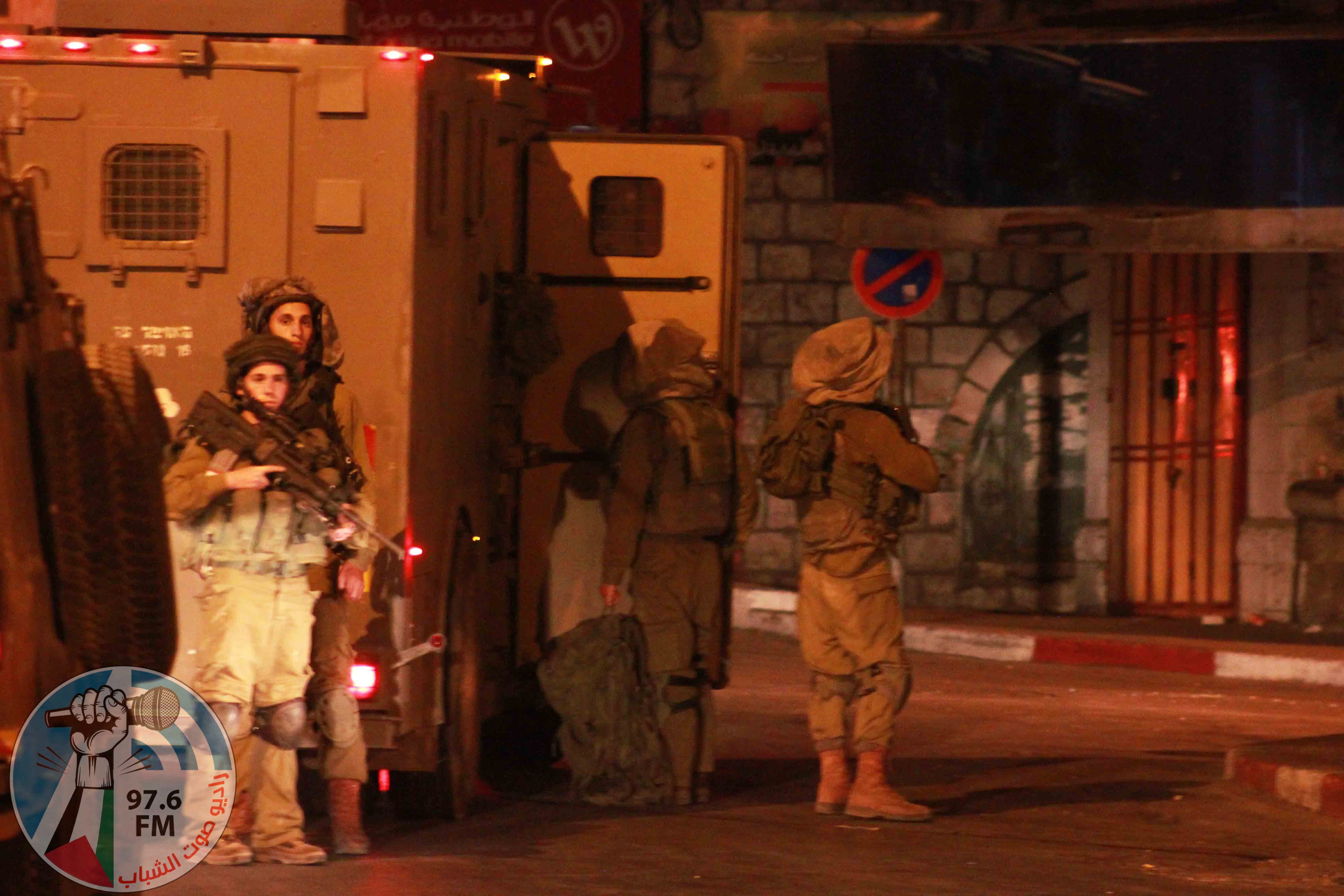 قوات الاحتلال تعتقل 5 شبان وتستولي على منزلين ومغسلة في جنين