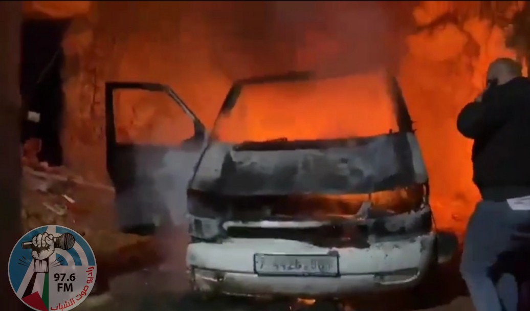مستوطنون يحرقون مركبة في المغير شرق رام الله
