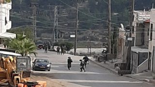 الاحتلال يعتقل شابا ويصيب آخر بالرصاص في بيت أمر