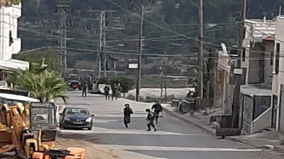 الاحتلال يعتقل شابا ويصيب آخر بالرصاص في بيت أمر