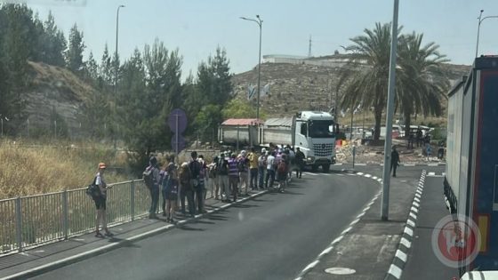 مستوطنون يهاجمون شاحنات محملة بمواد غذائية كانت متوجهة لغزة