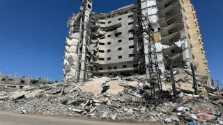 دبابات الاحتلال تحاصر معبر رفح لليوم الثالث وتغلق كرم أبو سالم