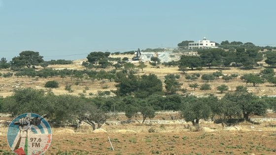 الاحتلال يهدم منزلا ويجرف أراضي مزروعة شرق الخليل