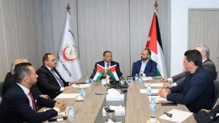 “العربية الأمريكية” والمستشفى التخصصي في الأردن يوقعان اتفاقية تعاون
