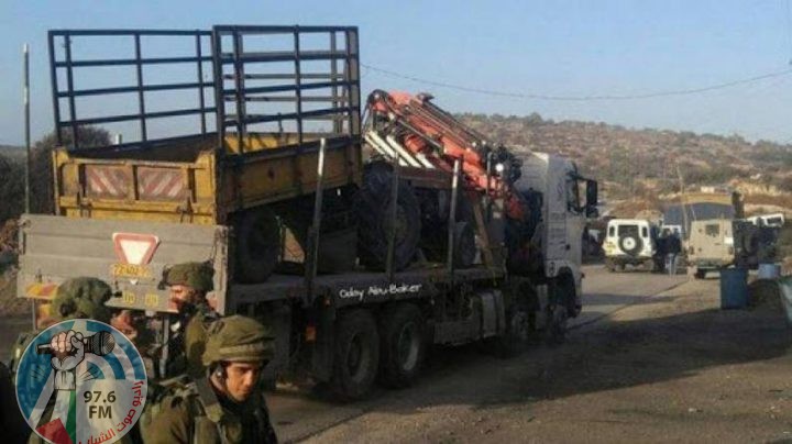 قوات الاحتلال تستولي على شاحنة من قرية دوما