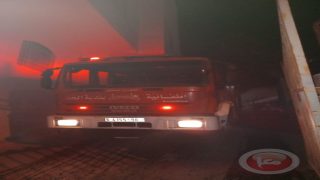 بسبب الاهمال.. اشتغال النيران في مشغل لتصنيع الورق الصحي بالخليل
