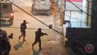 قوات الاحتلال تقتحم بلدة بيت أمر