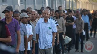 في ظل غياب الحكومة والنقابات- العمال ينتظرون قرارا اسرائيليا للعمل من جديد