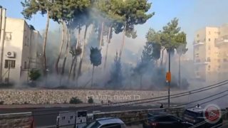 مستوطنون يشعلون النيران في مقر وكالة الغوث في القدس