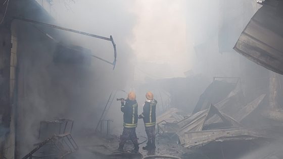 الدفاع المدني يسيطر على حريق ضخم في سوق الخضار برام الله