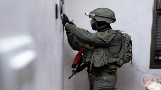 جيش الاحتلال يأخذ قياسات منزلين للاسير محمود القواسمه في الخليل