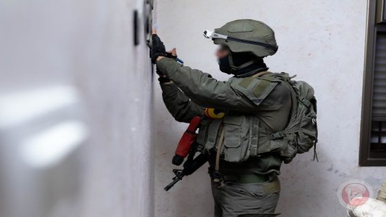جيش الاحتلال يأخذ قياسات منزلين للاسير محمود القواسمه في الخليل