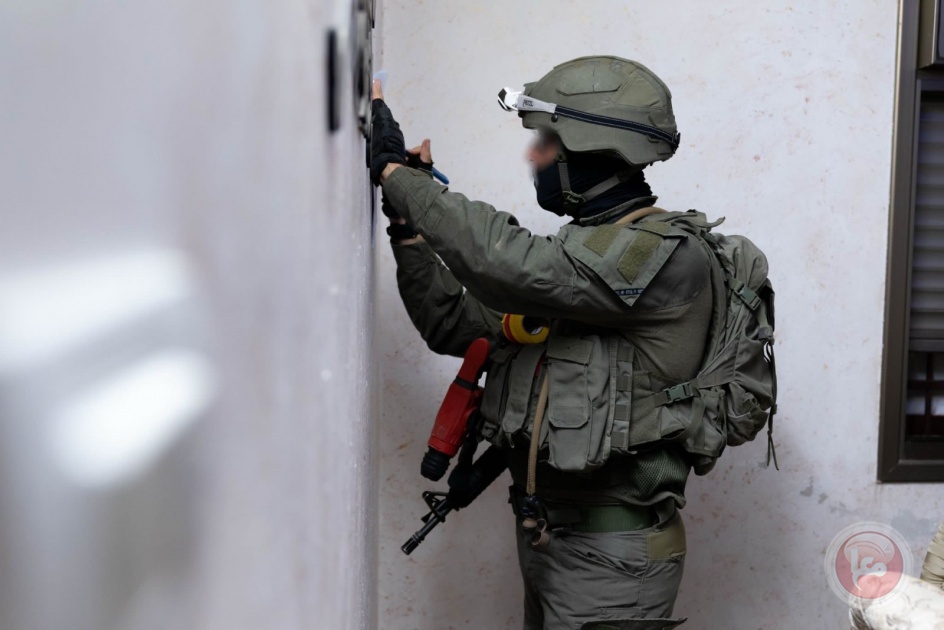 جيش الاحتلال يأخذ قياسات منزلين للاسير محمود القواسمه في الخليل