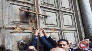 شرطة الاحتلال تُعرقل وصول المحتفلين بـ “سبت النور” إلى كنيسة القيامة