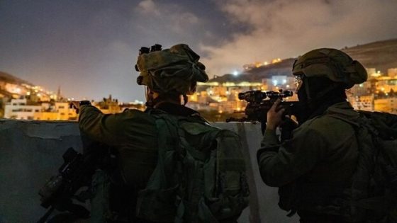 بينهم طفل جريح- اعتقال 22 مواطنا من الضفة