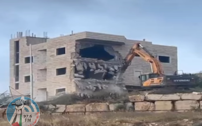 الاحتلال يهدم بناية سكنية و”بركسين” في حزما شمال شرق القدس