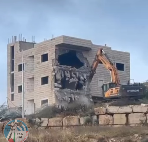 الاحتلال يهدم بناية سكنية و”بركسين” في حزما شمال شرق القدس
