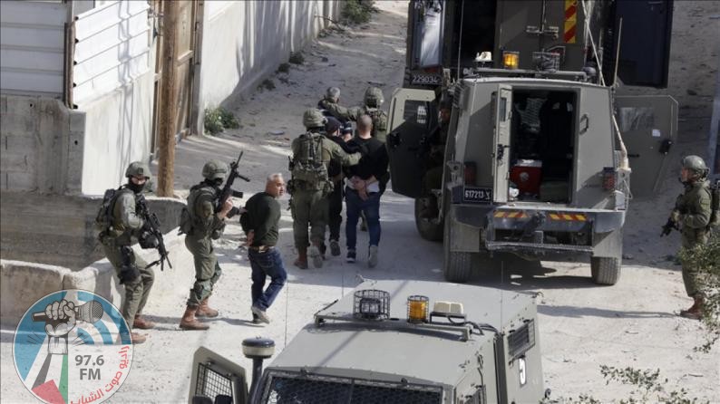 الاحتلال يحتجز نحو 20 مواطنا في سنجل ويخضعهم للتحقيق الميداني