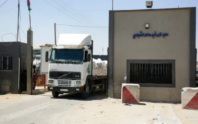الاحتلال يغلق معبر كرم أبو سالم بعد إدخال شاحنة وقود لـ"الأونروا"