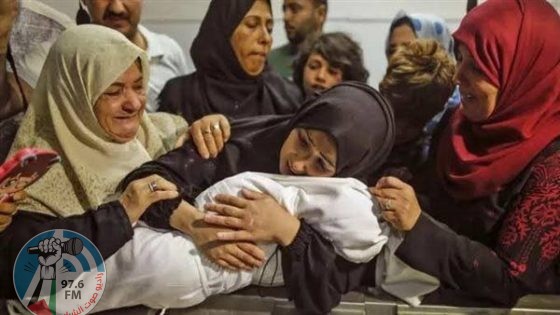 10 شهداء بينهم طفل خرج من رحم والدته في قصف تجمع لنازحين وسط القطاع