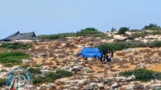 مستوطنون ينصبون خيمتين في أراضي دير دبوان شرق رام الله