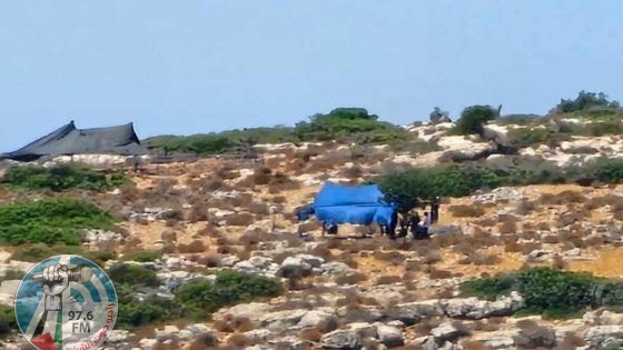 مستوطنون ينصبون خيمتين في أراضي دير دبوان شرق رام الله