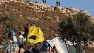 مستوطنون يحرقون خياما و”بركسا” للأغنام شرق رام الله