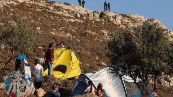 مستوطنون يحرقون خياما و”بركسا” للأغنام شرق رام الله