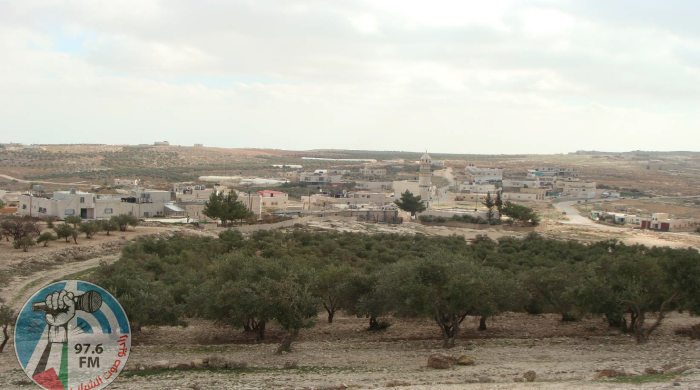 مستوطنون يهاجمون المزارعين والرعاة في قرية المنية ويسرقون محاصيل زراعية