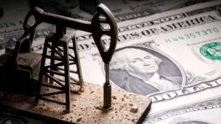انخفاض أسعار النفط مع صعود الدولار