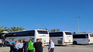 انطلاق اولى قوافل الحجاج عبر معبر الكرامة